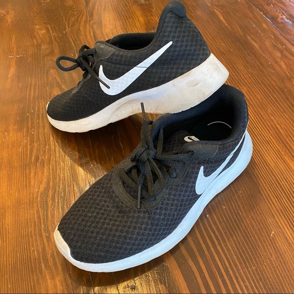 Black Nike shoes - Picture 2 of 7